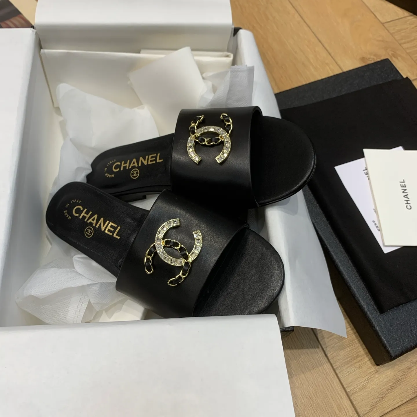 👟👟Ex-factory price 480👟👟 🍀CHANEL2025 Xiaoxiang spring and summer new popular double C diamond buckle flat slippers Material: original calfskin Lining: original inner sheepskin Foot pads: sheepskin Outsole: genuine leather outsole Size: 35-41 (40/41 fixed) 👉